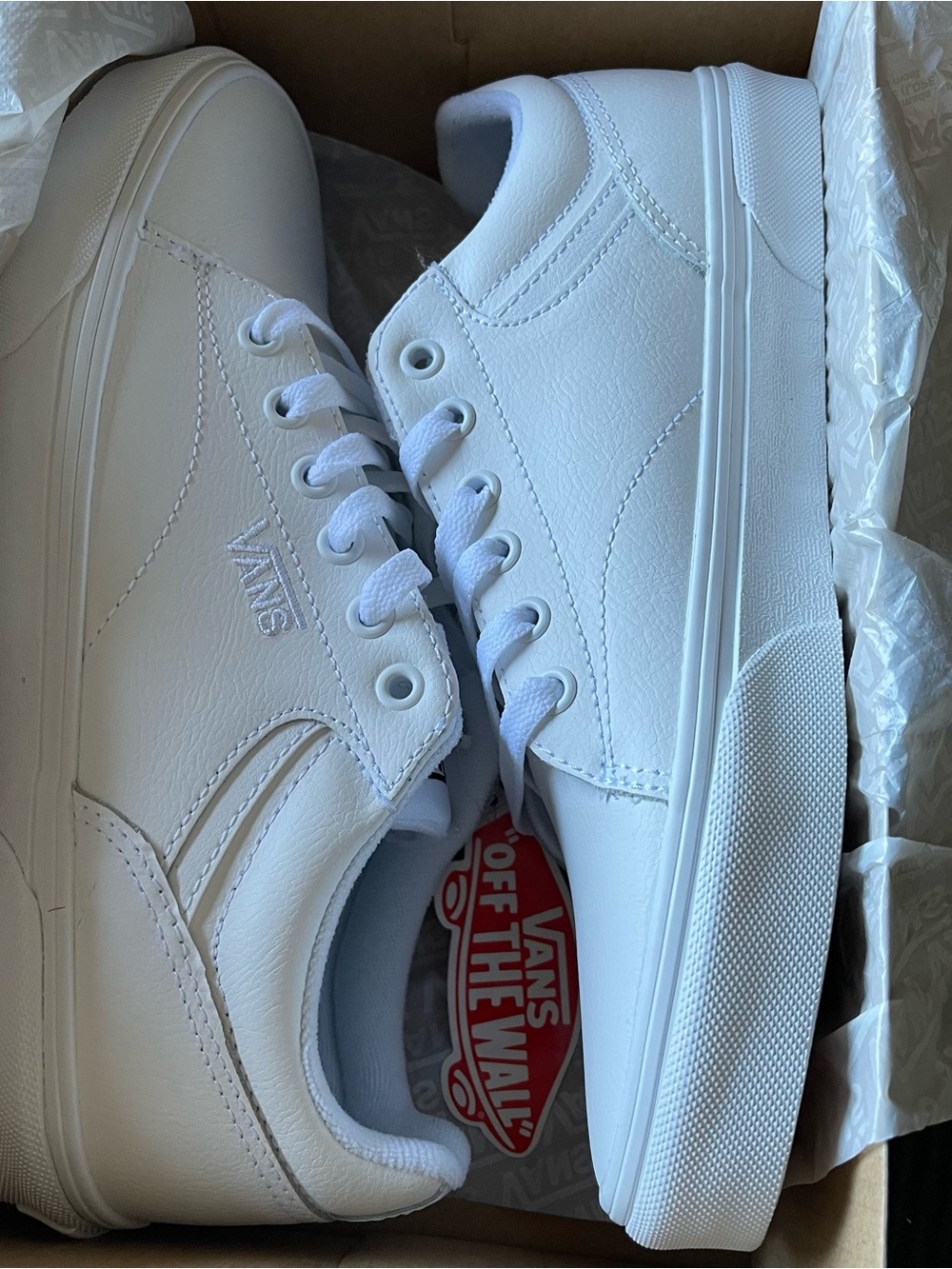 Vans Seldan Leather Shoe - White. Mens: 9M.